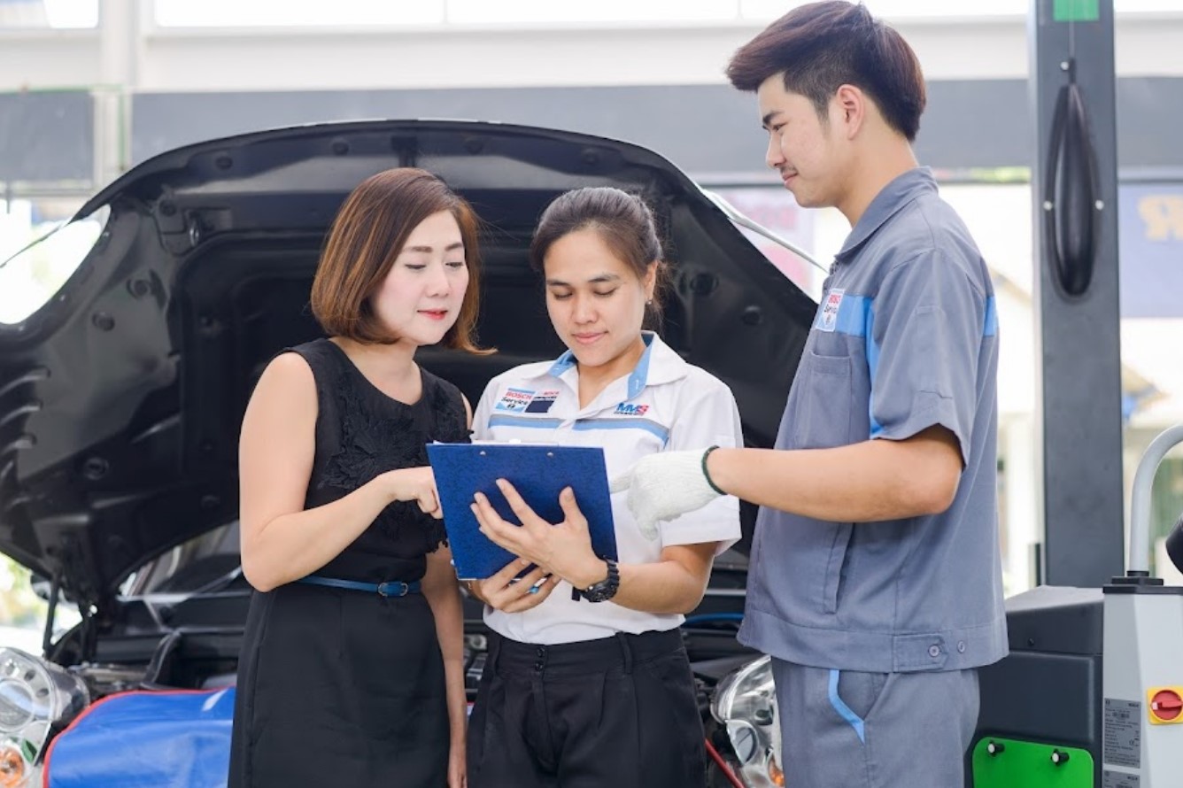 ทีมงาน MGC-ASIA ฝ่ายขาย ฝ่ายบริการ และช่าง ปรึกษางานร่วมกันหน้ารถในศูนย์บริการ